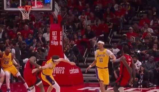 NBA官方：火湖G6末节阿门对里夫斯的犯规升级为一级恶意犯规！